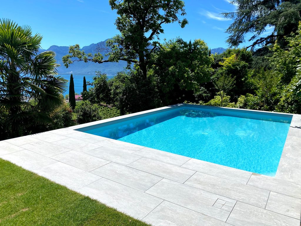 Piscine au bord de la verdure