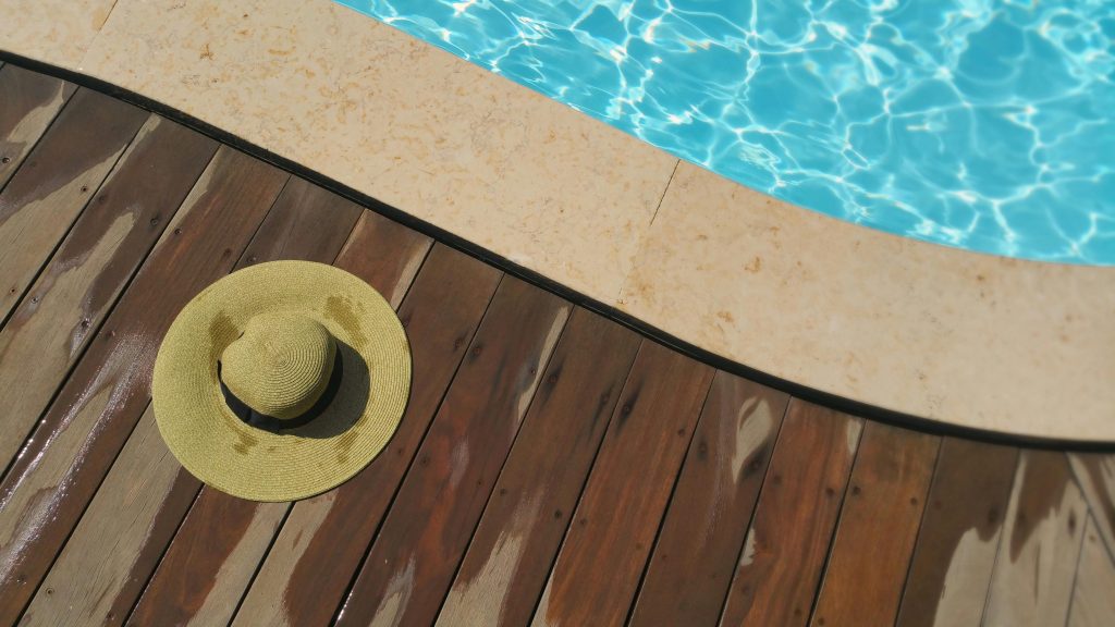 Bord de la piscine
