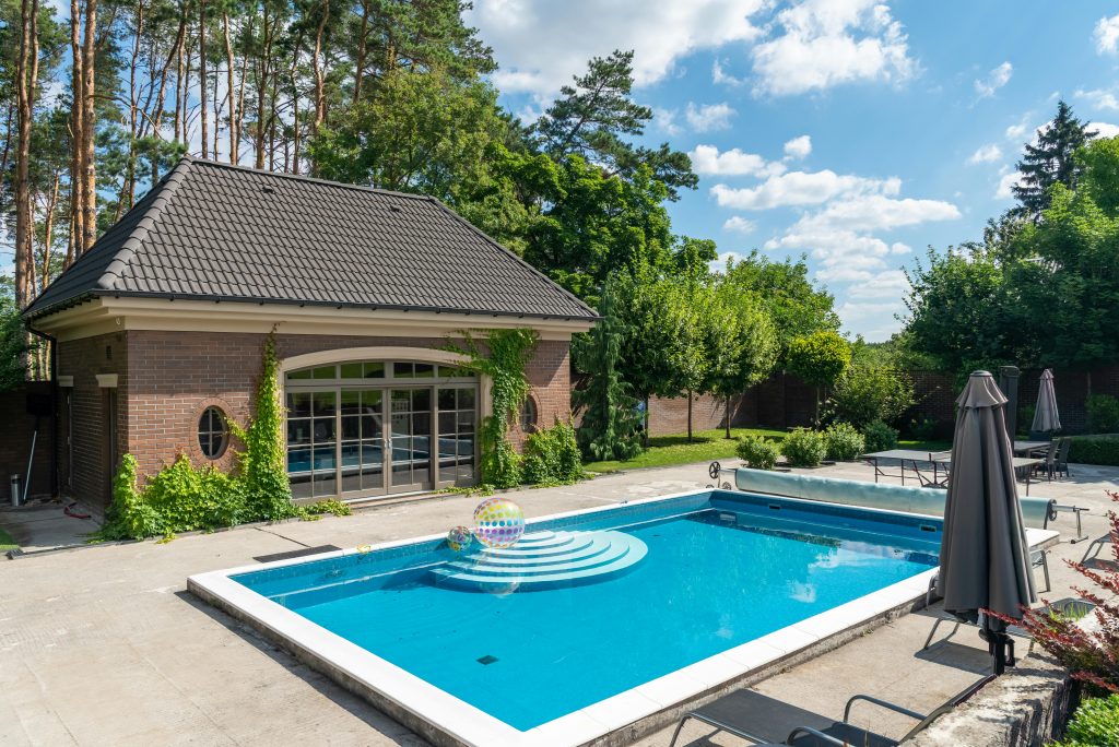 Maison avec piscine extérieure
