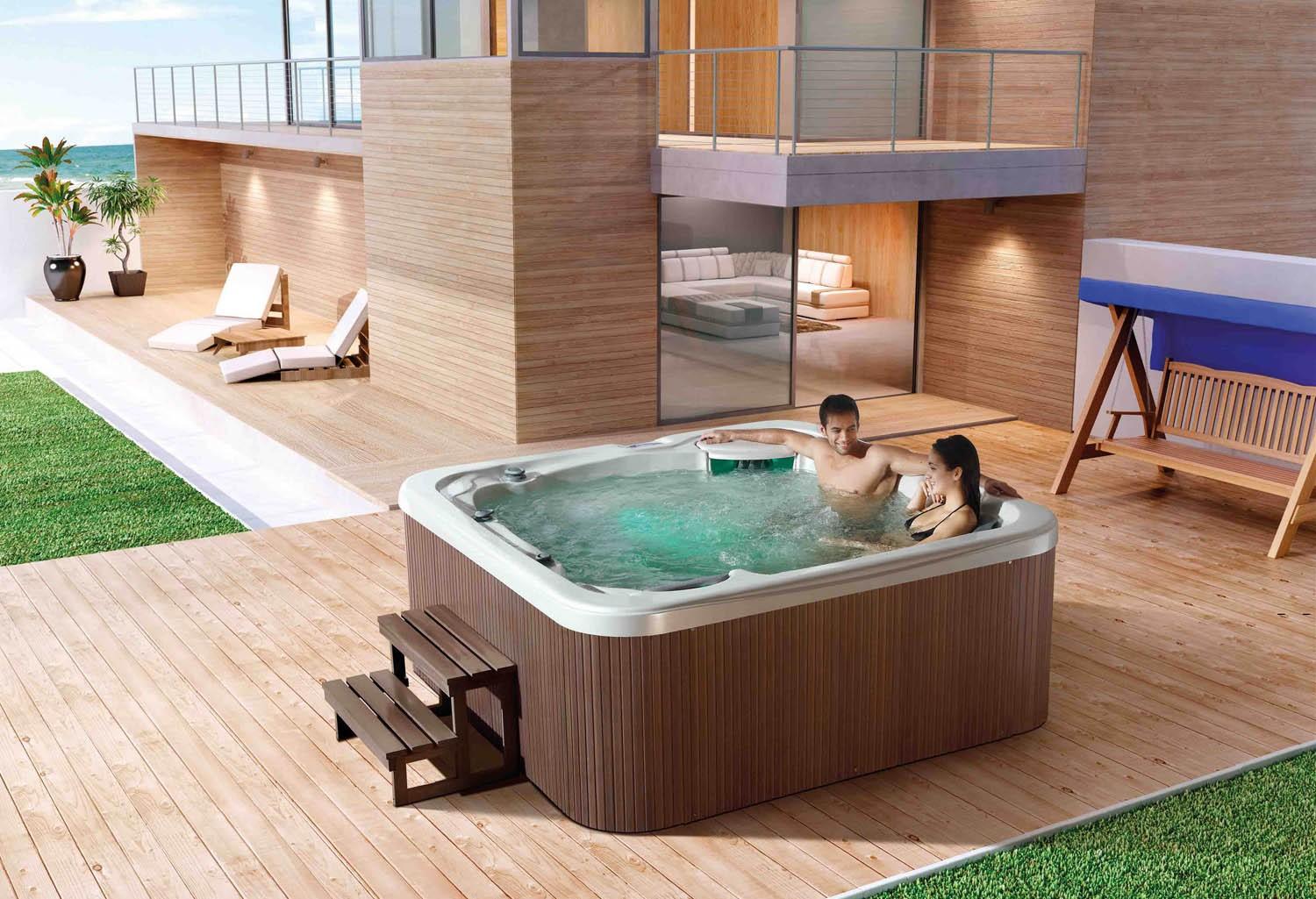 Couple dans un jacuzzi luxueux